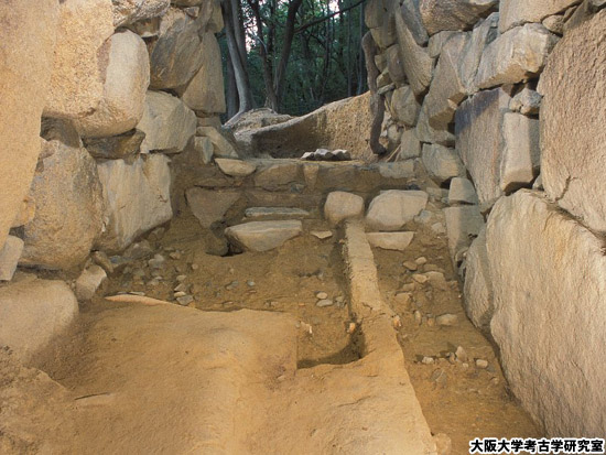 写真：羨道部分の石組み