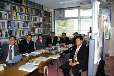 発表を行う小林教授とそれを聞く太宰府市議会の方々