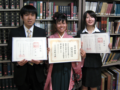 卒業生の3人