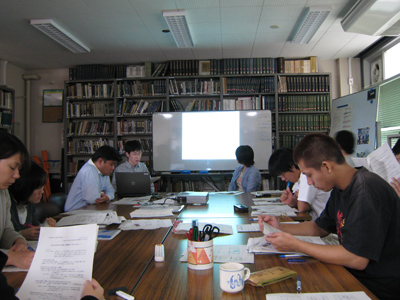 卒論・修論中間発表会の様子