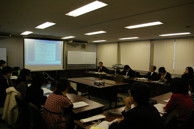 学位論文公開審査会の様子