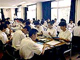 学業に精を出す学生たち