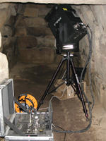 【写真】Cyrax2400による石室内部の計測