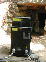 【写真】Cyrax2400による石室の入り口付近の計測
