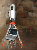 【写真】LMSZ210による石室内部の計測
