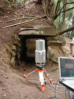 【写真】LMSZ210による石室の入り口付近の計測